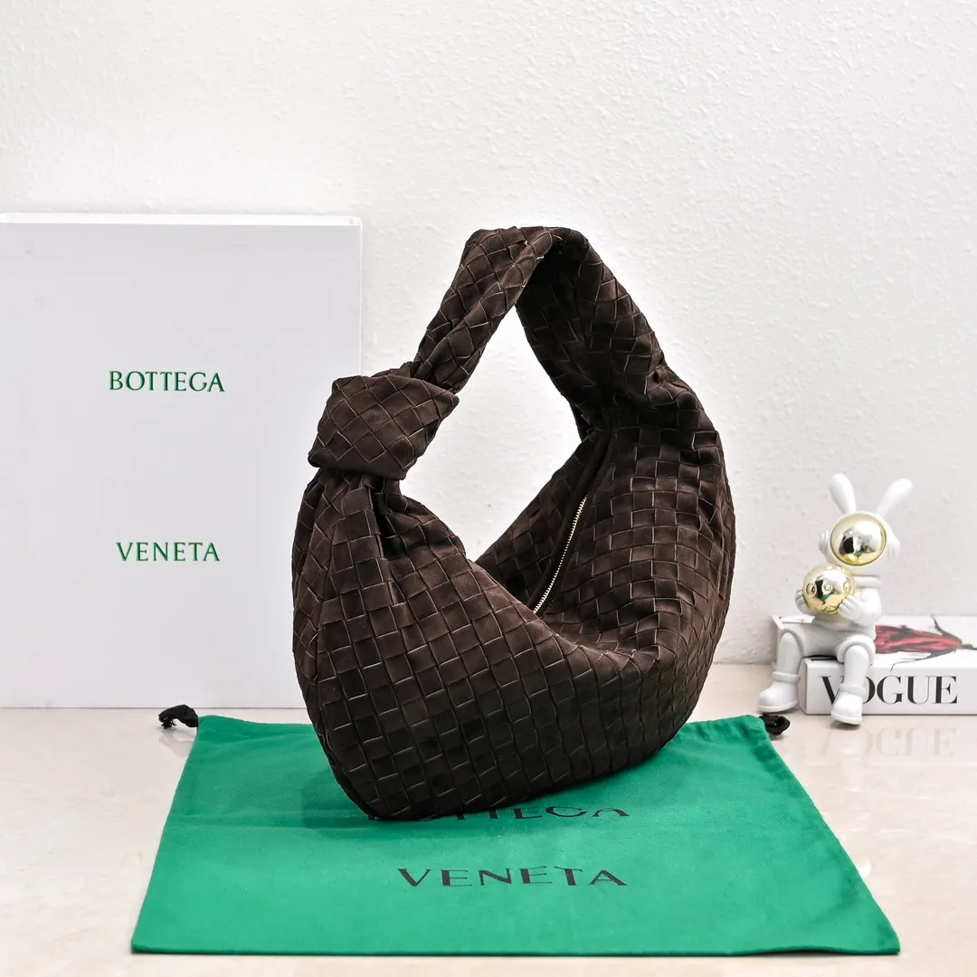 Batch 1960 #BV 𝗝𝗢𝗗𝗜𝗘# Street style’s new favorite fashionable large size 𝙟𝙤𝙙𝙞𝙚 It’s coming, it’s coming, it’s really coming! I have always thought that knitted BV is old-fashioned, until I met it - 𝙟𝙤𝙙𝙞𝙚, I realized that the original classic knitting elements and the new knot element design can be so fashionable! I have to admire Daniel Lee’s design talent! Large capacity to meet daily needs! Fashionable and versatile, it’s perfect for concave shapes, take it out to hit the streets! Size: 48*40*16 Style number: 6698